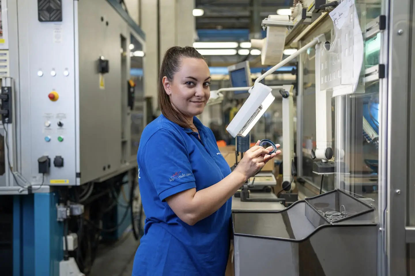 Operator a operatorka vstrikolisu – operátoři výroby ve Freudenberg Sealing technologies Opatovice nad Labem